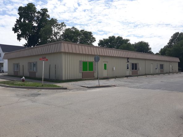 Multi-Unit Freestanding Building: 151 N Market St, Chatham, IL 62629